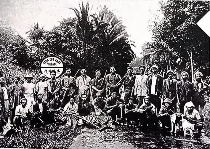 Convicts fighting against a tiger