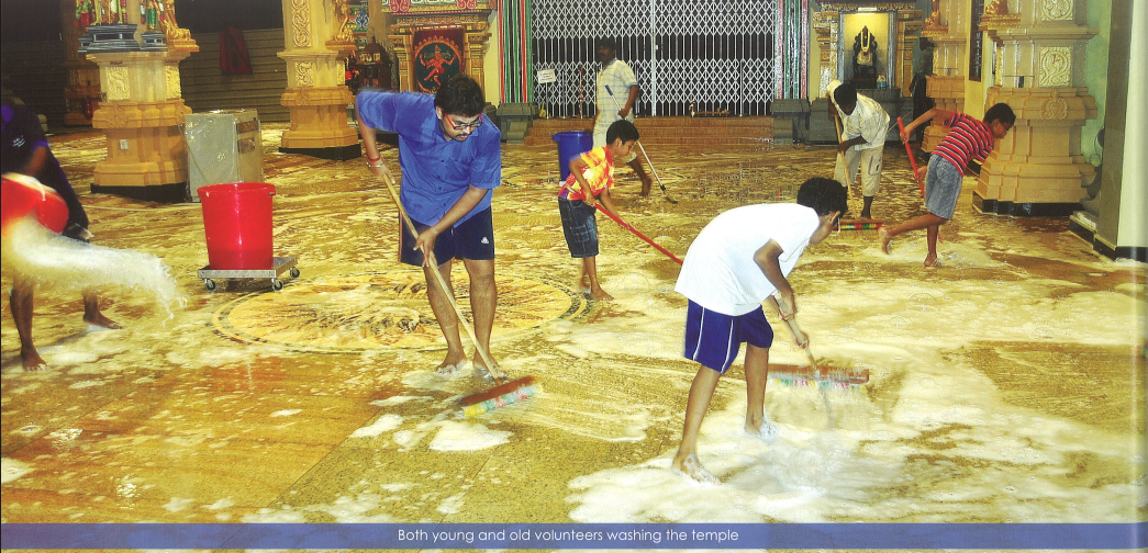 Thondar Khuzhu volunteers serving Thaipusam festival Sri Thendayuthapani Temple Singapore